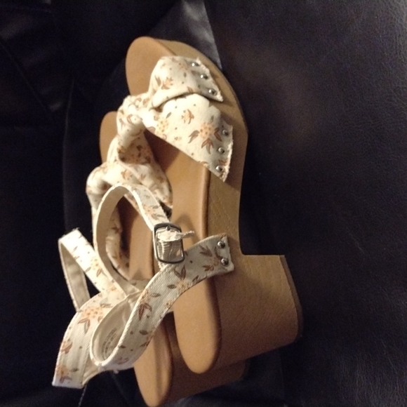 Universal Thread 9.5 cream platform sandals - Picture 2 of 10